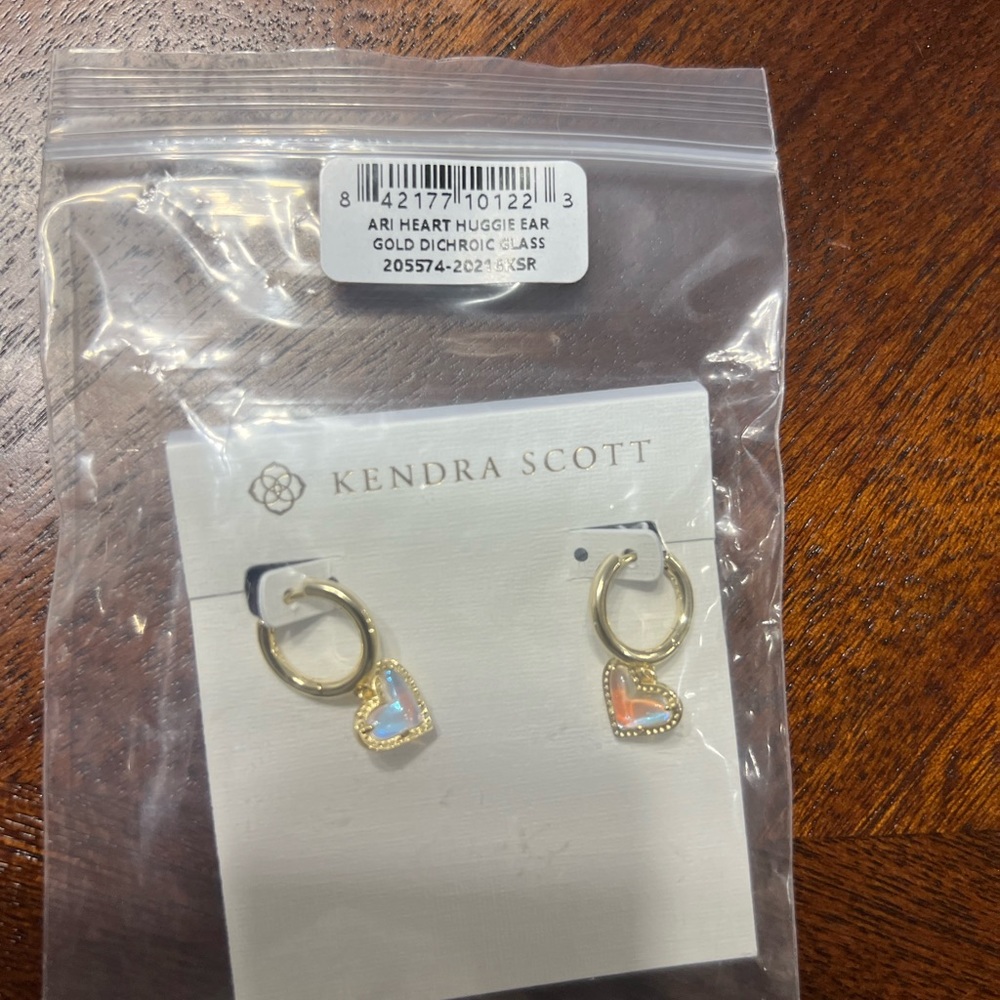 Kendra Scott Ari Heart Gold Huggie Earrings in Dichroic Glass